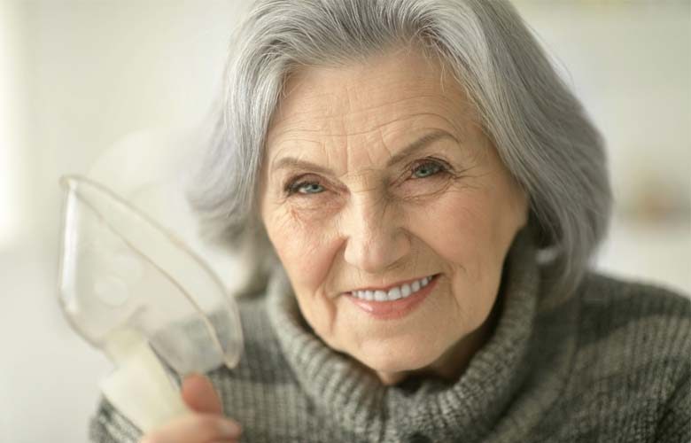 一位老妇人微笑的照片